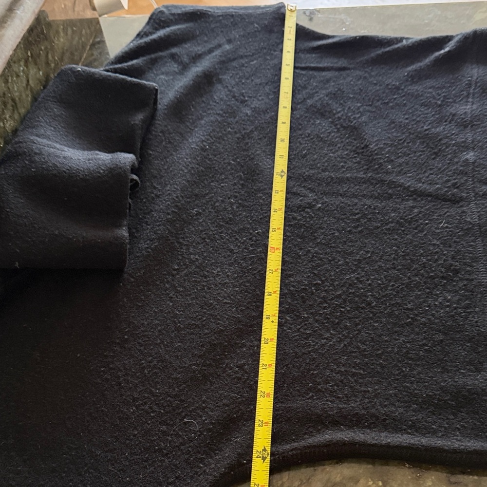 UGG Black Off-the-Shoulder Sweater Sz M - Picture 11 of 12